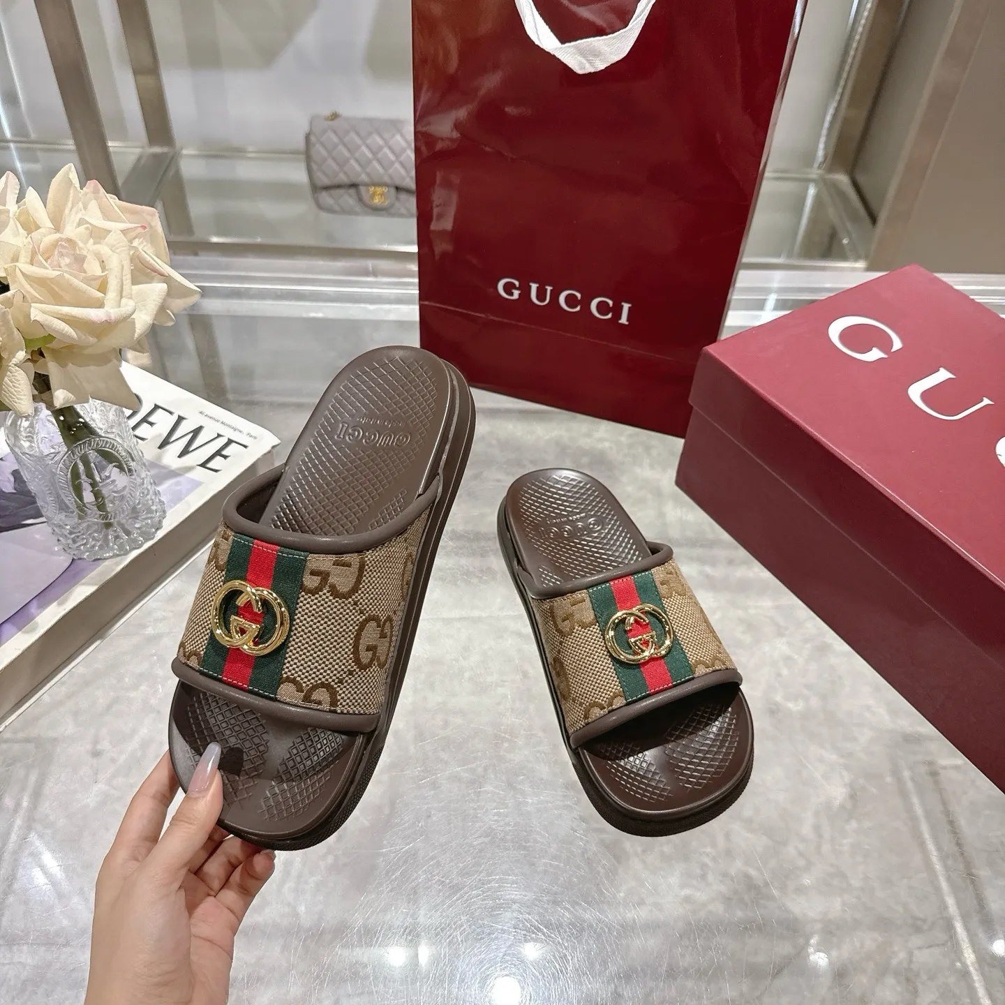 Men's Men's Shoes 💰440🌸🌸New Summer Men's Slip-On Slides This item is inspired by the summer spirit and beach clubs of the Italian coast and is part of Gucci Lido. The Pre-Fall collection reinterprets the brand's signature elements and sophisticated patterns in a contemporary way. Made from black rubber, these flat sandals feature a slip-on design that reinterprets the brand's distinctive green and red web design.  GG Classic Upper Men's Molded Rubber Footbed GG Gold Hardware Logo Flat Made in Italy Size: Men's 40 to 47,